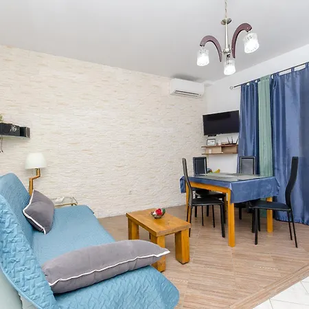 Classy Center Apartment